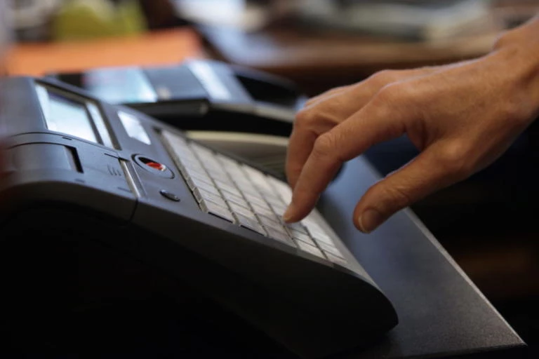 «Βροχή» τα πρόστιμα από την Εφορία για τις αποδείξεις – Ποιοι και γιατί κινδυνεύουν να πληρώσουν